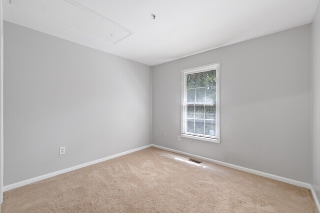 Building Photo - 9401 Rosmarin Way