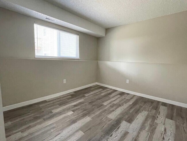 Building Photo - 435 W Van Buren St