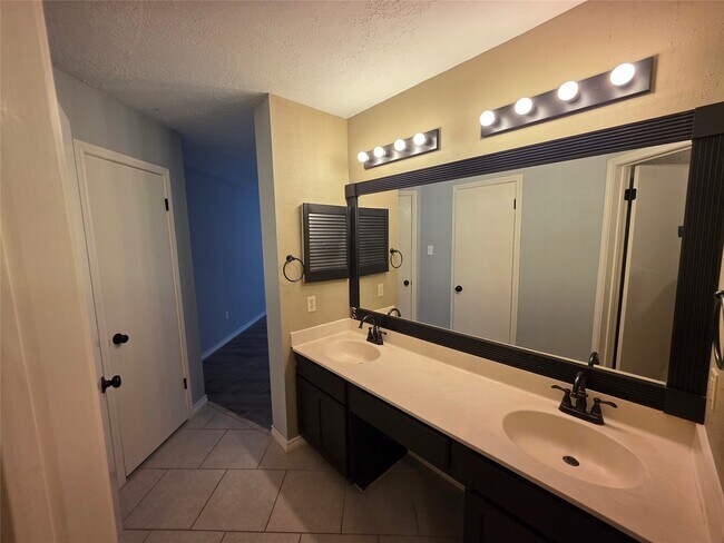 Building Photo - 8607 Knoll Forest Dr