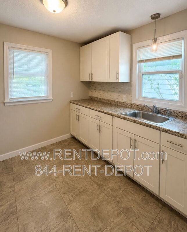 Building Photo - 715 E Riverside Dr
