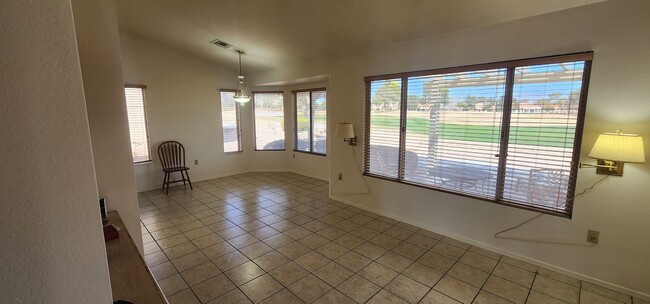 Building Photo - Lovely 2 bedroom 2 bathroom home located i...