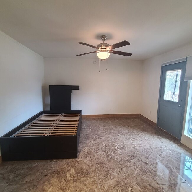 Building Photo - Spacious 3 BR+study/2.5 bath end-unit townhome w/balcony & patio!