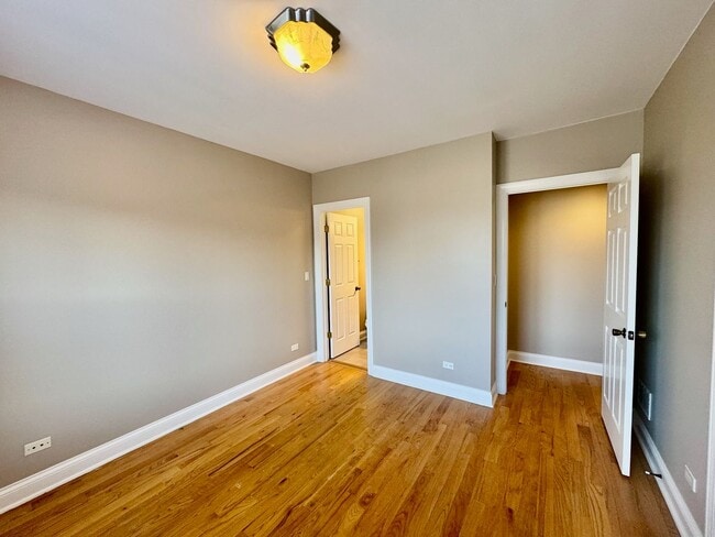 Building Photo - 3 Bedroom Apartment in Rogers Park