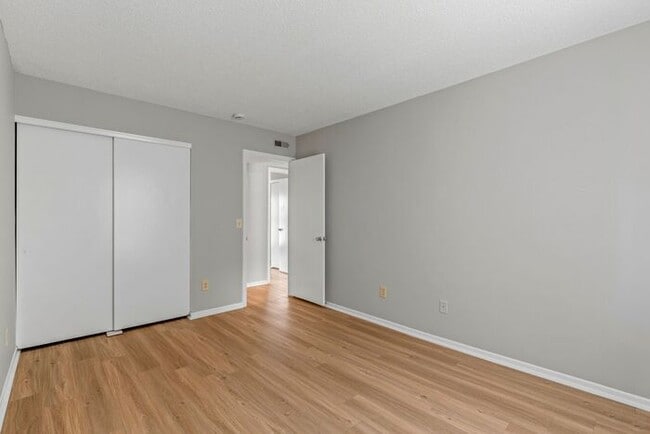 Building Photo - SW, Large Ranch home, Vaulted Ceilings, Fire Place, Fenced Yard!