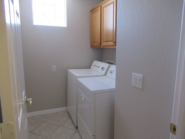 Building Photo - Nice 2 Bedroom Plus Bonus Room / 2 Bath Home in Chandler Gated Community!