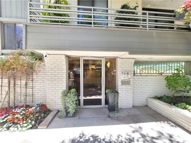 Building Photo - 450 N Oakhurst Dr