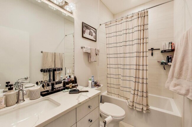 Building Photo - 1534 W Fullerton Ave