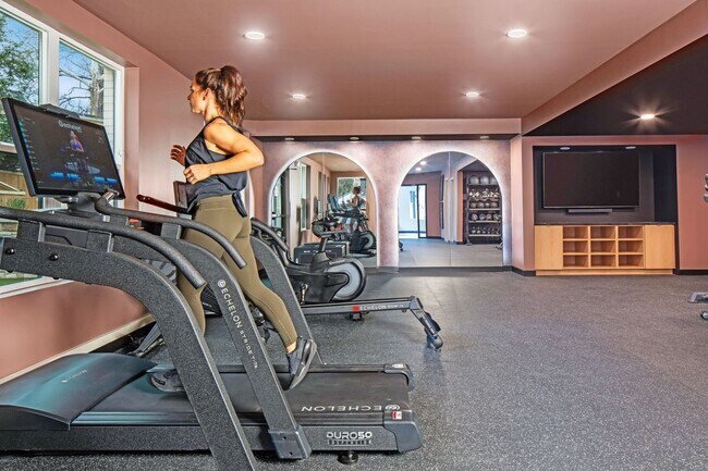 Building Photo - One Bedroom Rear Facing w Patio (1st Floor), Balcony 2 & 3