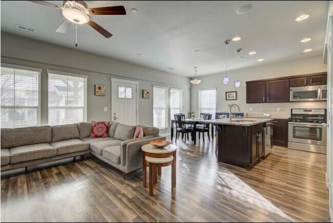 Building Photo - 863 Cecina Ct