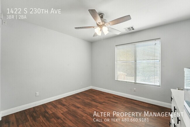 Building Photo - 1422 S 230th Ave