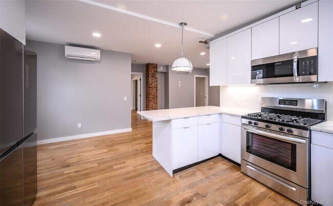 Building Photo - 86 Main St