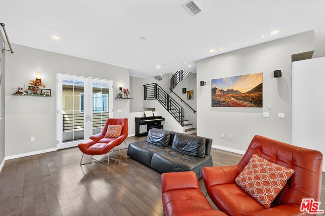 Building Photo - 5933 W Luna Park