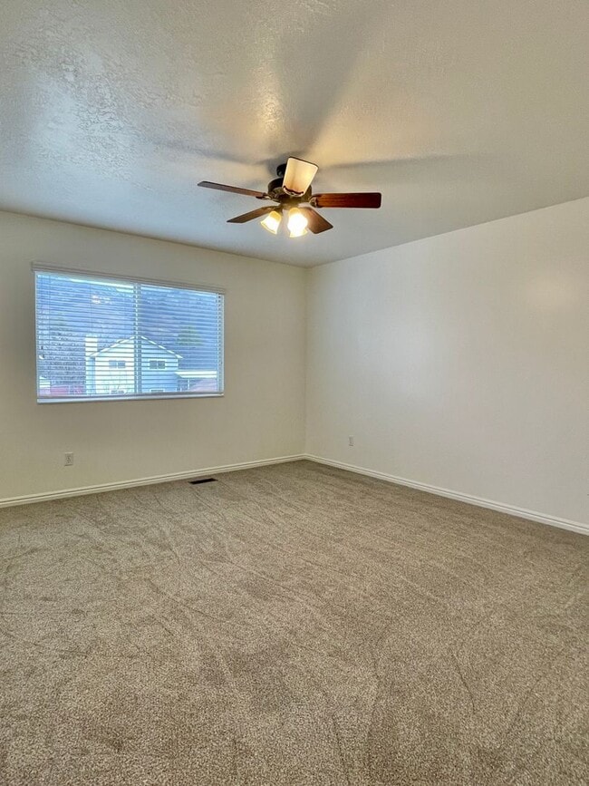 Building Photo - Spacious 4 Bedroom Home in Quiet Neighborhood – Great Location