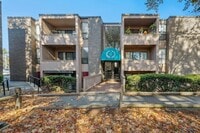 Building Photo - 10 Shrewsbury Green Dr