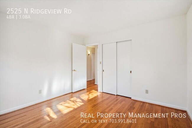 Building Photo - 2525 N Ridgeview Rd