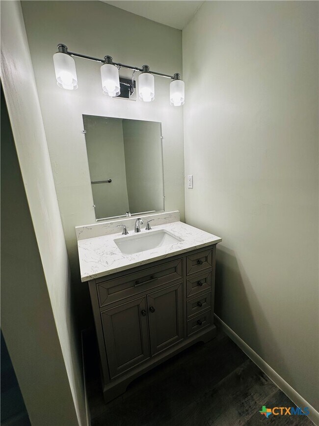 Building Photo - 714 S River St