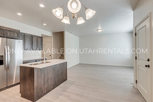 Building Photo - 793 N 2560 E
