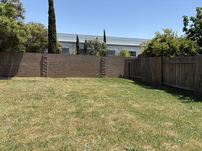 Building Photo - Beautiful 4-bedroom home close to schools ...