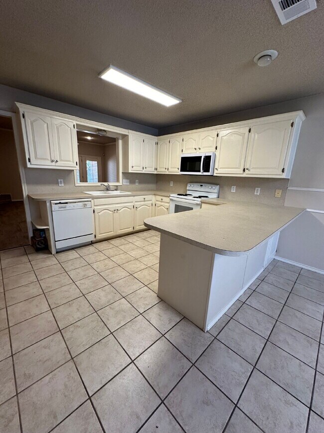 Building Photo - Spacious 3/2/2 - Freshly Updated