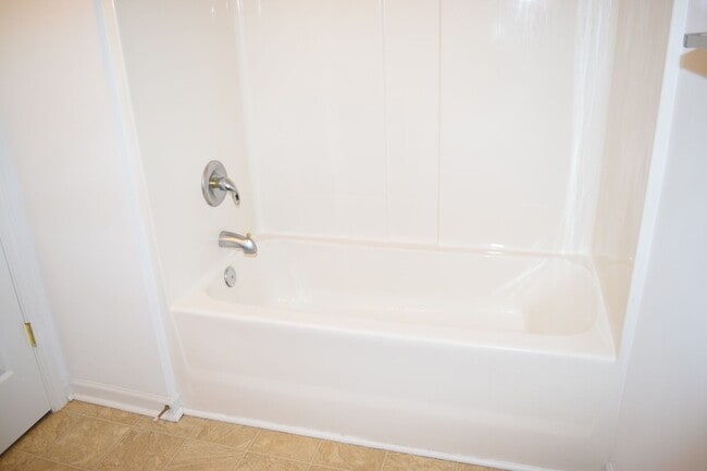 Building Photo - Spacious 2BR 2BA Townhome In Prime Location!