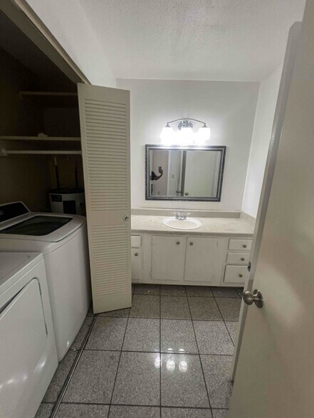 Building Photo - 402 Skyview Dr