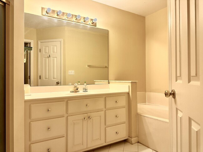 Building Photo - 109 Twin Oaks Ct