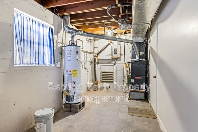 Building Photo - 2836 Creek Ln NE