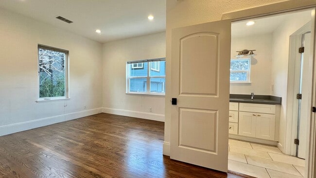 Building Photo - Well-maintained, Charming duplex – 3bd 2ba Upper-Level Unit