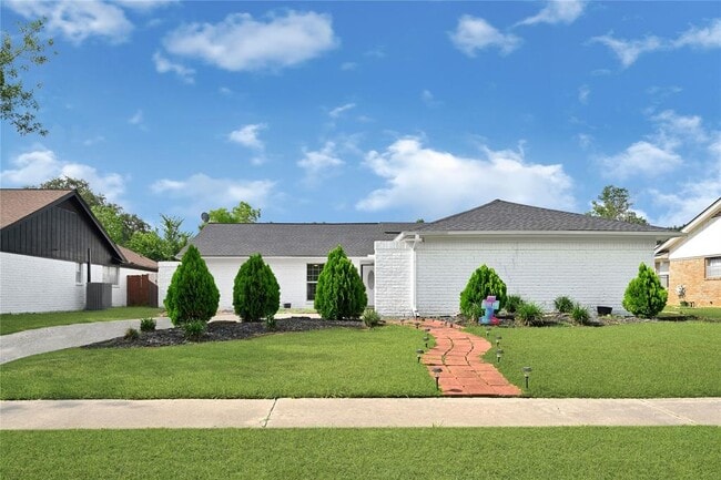 Building Photo - 15611 Rolling Timbers Dr