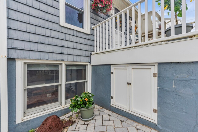 Building Photo - 418 1st Ave
