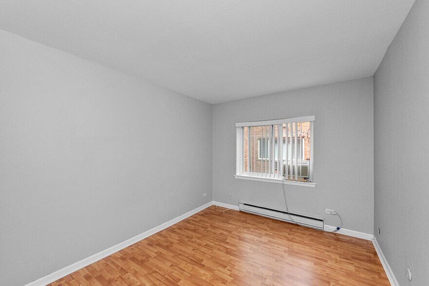 Building Photo - 3825 N Pine Grove Ave