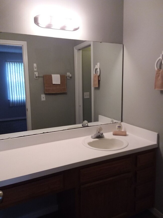 Building Photo - Lexington Square Townhome