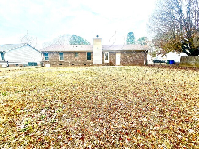 Building Photo - Exceptional value for a 3 Bedroom 2bath Fenced yard home close to Ft. Bragg