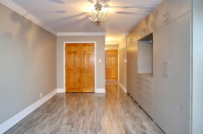 Building Photo - 225 St Pauls Ave