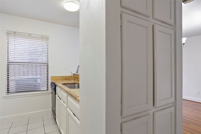 Building Photo - 28 Sawmill Grove Ln