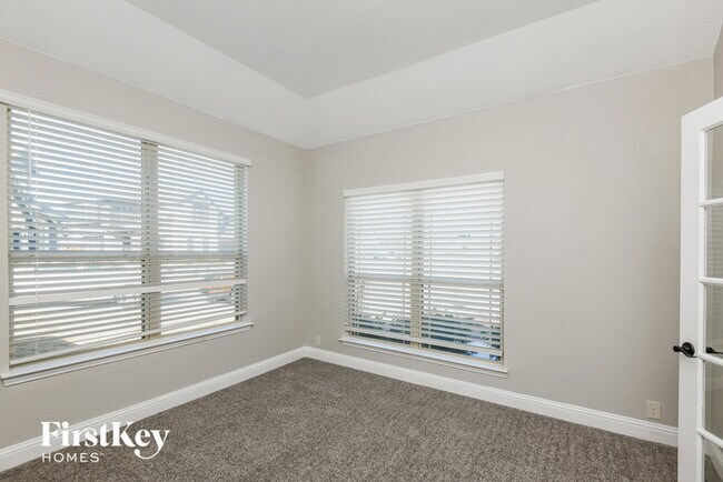 Building Photo - 312 Waverly Dr
