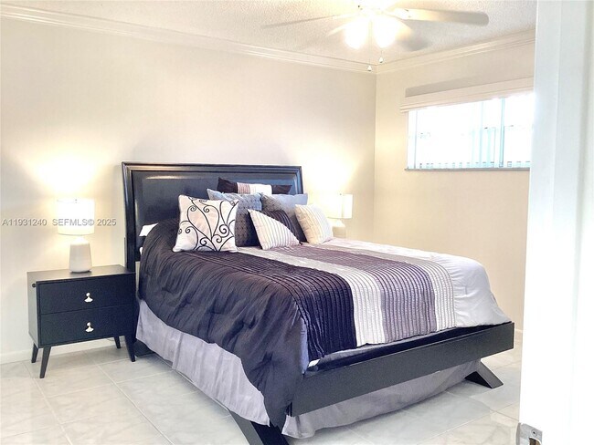 Building Photo - 681 S Hollybrook Dr