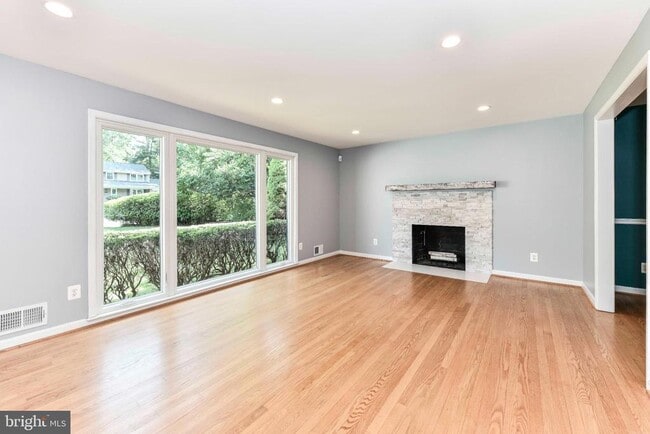 Building Photo - 9205 Hamilton Dr