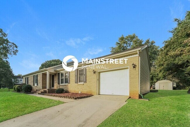 Building Photo - 3 Bedroom Pet-Friendly Home in Gastonia, NC with Main Street Renewal