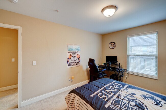 Building Photo - Hendersonville Townhome with Garage, Fireplace & Walk-In Closet
