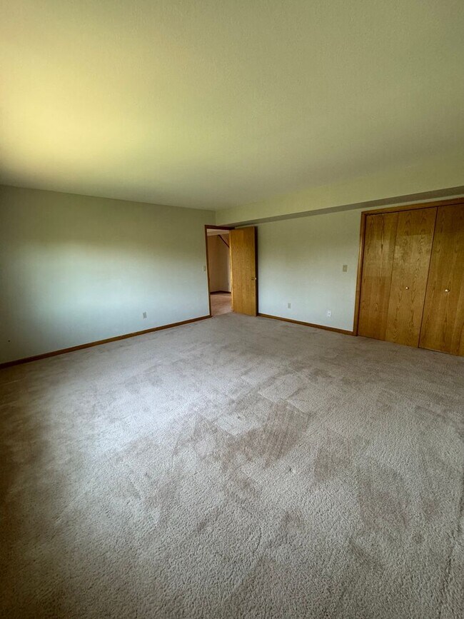 Building Photo - Well Maintained 3 bedroom end unit Townhom...