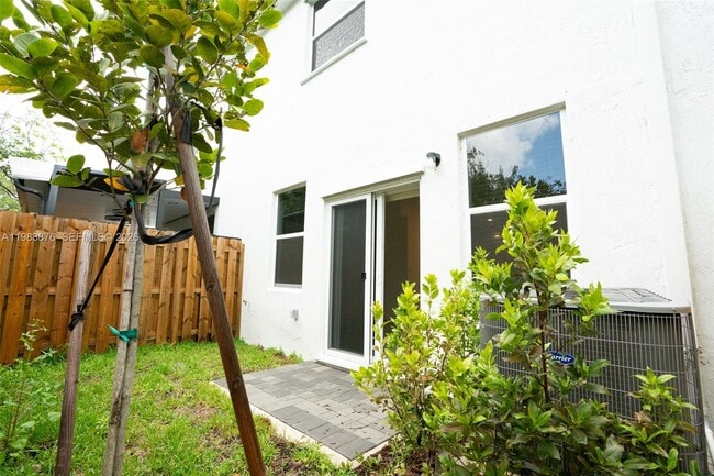 Building Photo - 204 SE 10th St