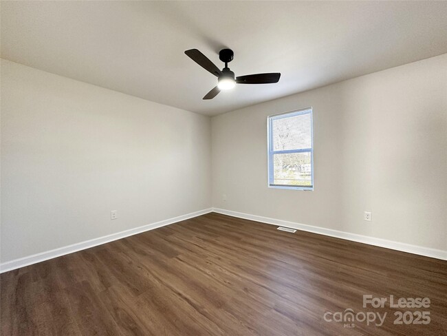 Building Photo - 226 Malvern Dr SW