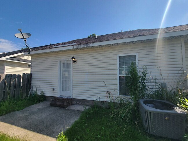 Building Photo - 211 Brook Ct