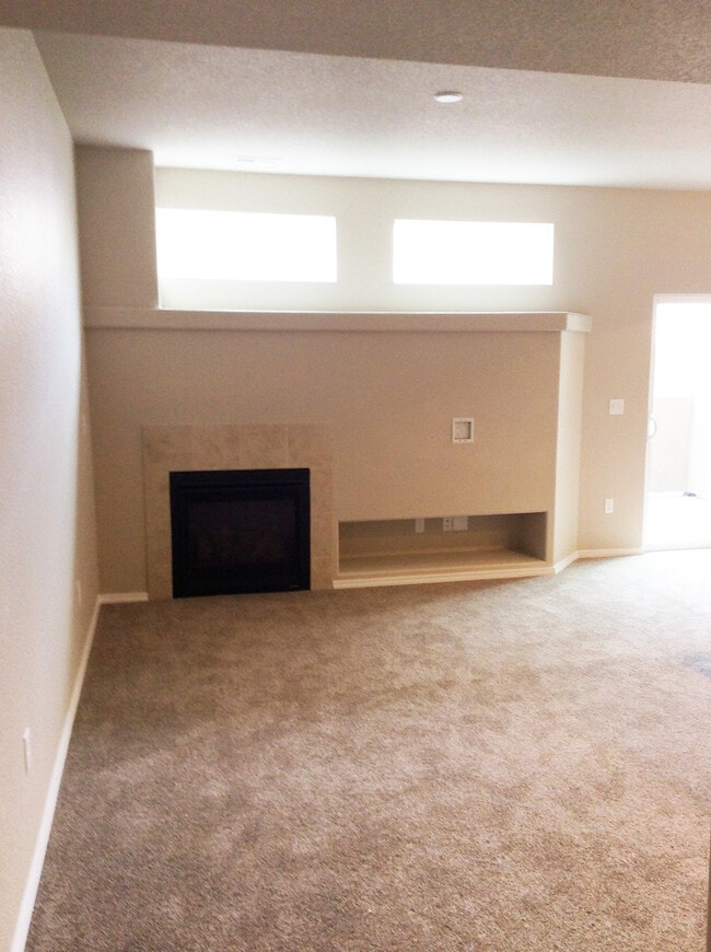 Building Photo - District 20 Townhome!!