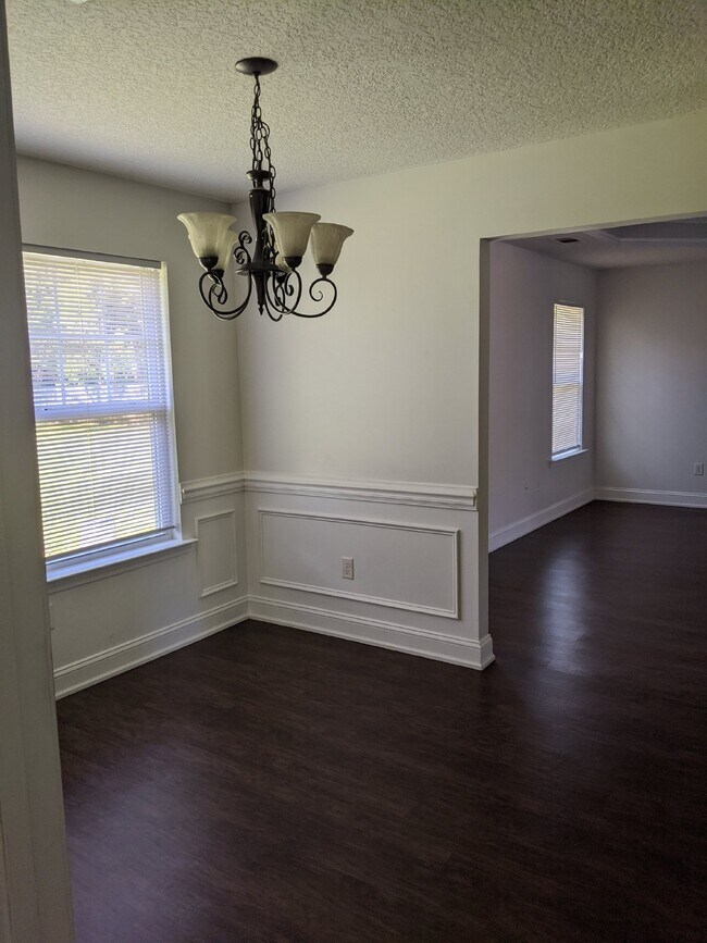 Building Photo - Home For Rent
