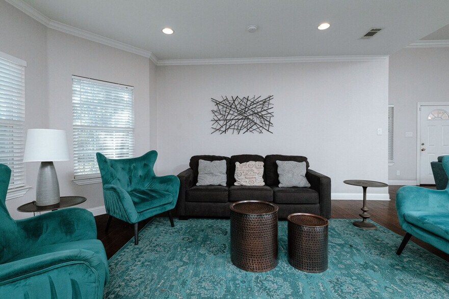 Building Photo - 3051 Falls Dr