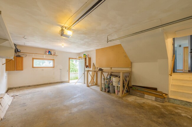 Building Photo - Large Single Family Home for Rent!