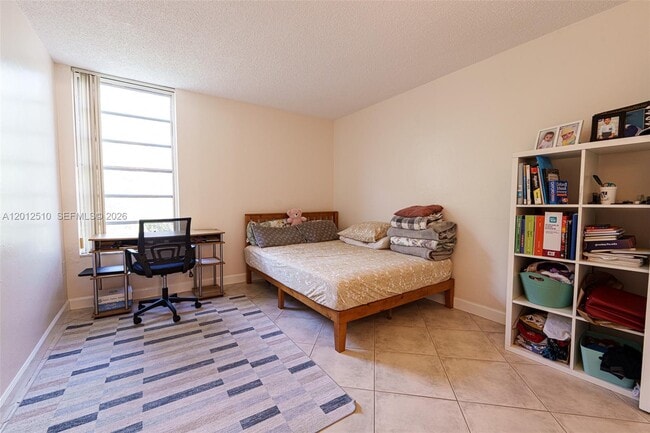 Building Photo - 8870 Fontainebleau Blvd