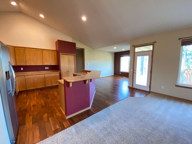 Building Photo - Large 3 Bed Home with Office, Fenced Yard,...